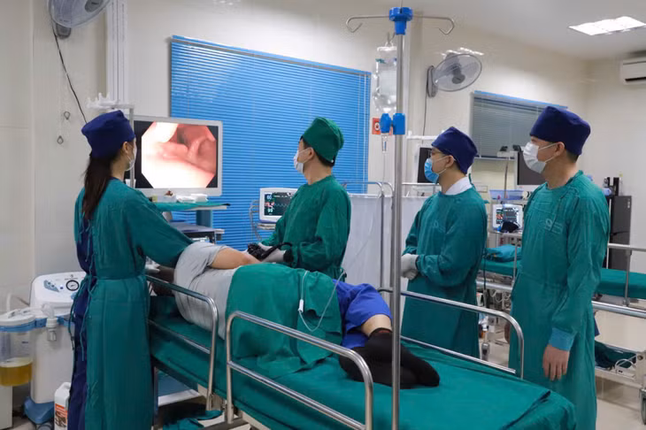 Phát hiện và loại bỏ ung thư sớm đường tiêu hóa bằng kỹ thuật nội soi cắt hớt niêm mạc (EMR) và cắt tách dưới niêm mạc (ESD) tại Bệnh viện Bãi Cháy.