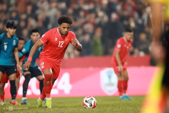 Xuân Son đá phạt đền ghi bàn mở tỷ số trận Việt Nam thắng Singapore 3-1 ở lượt về bán kết ASEAN Cup 2024 trên sân Việt Trì, Phú Thọ ngày 29/12/2024. Ảnh: Lâm Thỏa