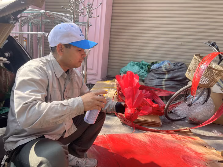 Người dân tự tay sơn đồ trang trí Tết trong gia đình.