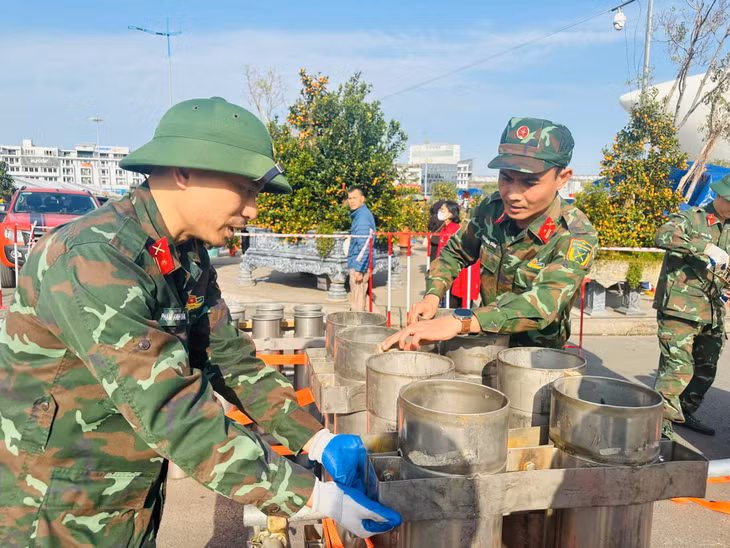 Các cán bộ, chiến sỹ kiểm tra hệ thống ống phóng pháo hoa.