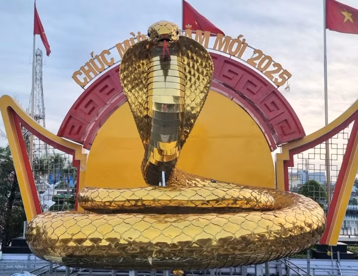 Linh vật rắn tại Bạc Liêu chào sân với hình tượng rắn hổ mang. Ảnh: Giá Rai Quê Hương Tôi.