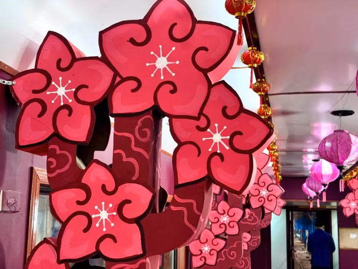 "Sẽ có hai toa cộng đồng, toa chạy từ ga Hà Nội sẽ được tô điểm bởi sắc hồng của hoa đào - loài hoa đặc trưng dịp Tết đến xuân về của miền Bắc. Ở chiều ngược lại, toa tàu khởi hành từ phương Nam sẽ ngập trong sắc vàng hoa mai. Đây cũng chính là 2 hình tượng xuyên suốt, được cách điệu hóa trong từng không gian sáng tạo", họa sĩ Trương Trọng Quyền chia sẻ.