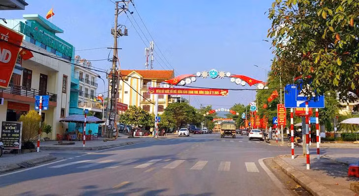 Khu vực trung tâm thị trấn Bình Liêu được trang hoàng rực rỡ, tươi đẹp đón chào năm mới.