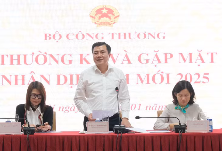 Thứ trưởng Nguyễn Sinh Nhật Tân (đứng) chủ trì buổi họp báo
