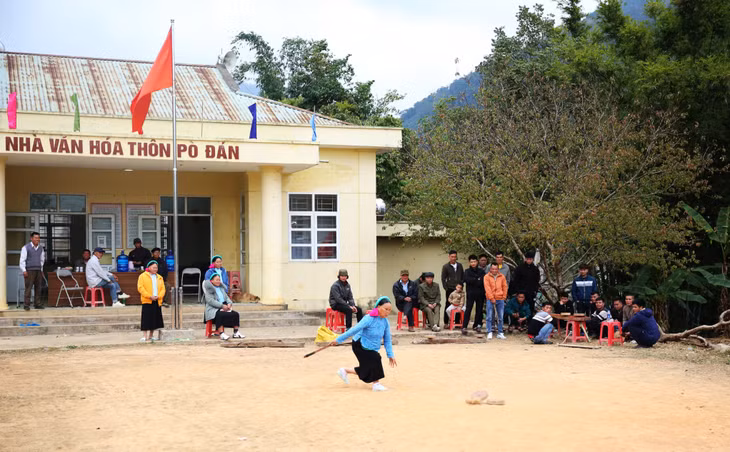 Không chỉ với nam giới, nhiều phụ nữ cũng tham gia đánh quay, thể hiện tinh thần đoàn kết, chia sẻ và giao lưu thể thao ngày Tết giữa các vùng miền, địa phương, tạo không khí vui xuân phấn khởi, yên vui và an toàn.
