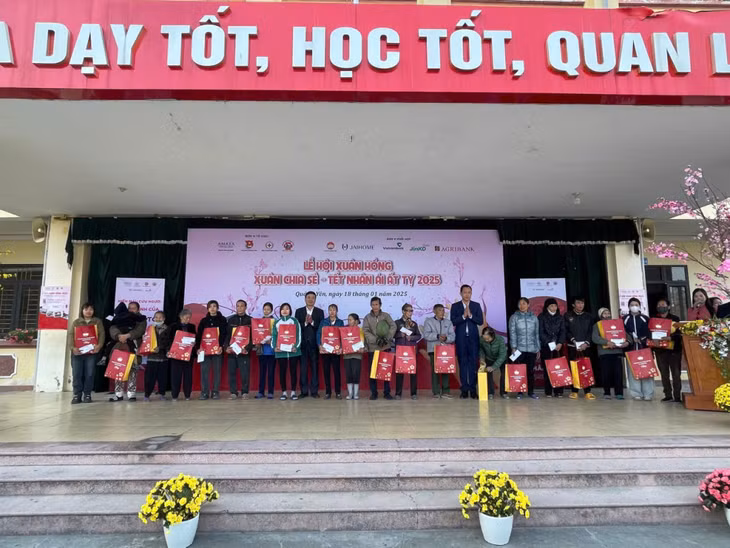 Lãnh đạo Thị ủy, Ủy ban MTTQ Việt Nam TX Quảng Yên trao tặng quà cho các hộ gia đình hoàn cảnh khó khăn trên địa bàn thị xã.