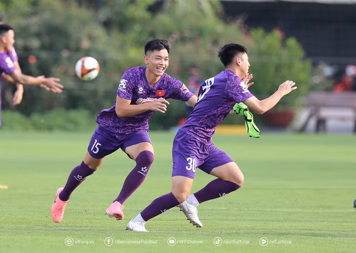 Đình Bắc (trái) tập luyện ở đội tuyển Việt Nam - Ảnh: VFF