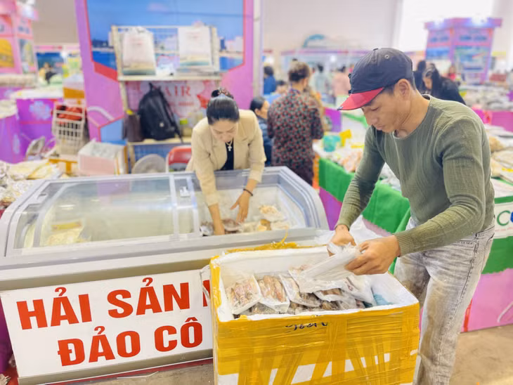 Do sức mua tăng mạnh, các địa phương đã chủ động cùng với các doanh nghiệp, cơ sở sản xuất liên tục bổ sung đủ nguồn hàng, không để xảy ra tình trạng khan hiếm hàng hóa.
