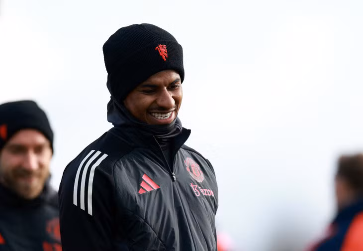 Rashford vẫn tươi cười trong buổi tập hôm 29-1 của Man United - Ảnh: REUTERS