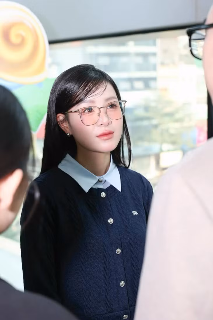 Huyền Trang được ê-kíp giao cho vai nữ quân y Hồi (NSND Như Quỳnh đảm nhận) thời trẻ. Hồi là cô gái mạnh mẽ, kiên cường và có tình yêu đẹp với chàng quân bệnh binh Cường (Việt Hoàng thể hiện cảnh thời trẻ). Nhưng rồi chiến tranh khiến hai người phải chia cách nhau. Khi Cường rời đi, Hồi mới biết bản thân mang thai. Thế rồi, hai người thất lạc suốt nhiều năm.