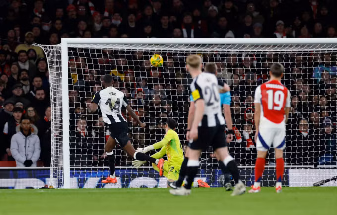 Alexander Isak mở tỷ số trận Newcastle thắng Arsenal 2-0 trên sân Emirates, London, Anh ngày 7/1. Ảnh: Reuters