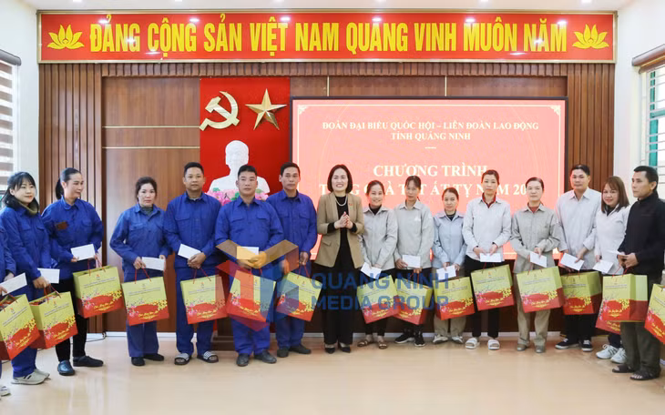 Đồng chí Trần Thị Kim Nhung, Ủy viên Thường trực Ủy ban Pháp luật của Quốc hội, ĐBQH tỉnh Quảng Ninh tặng quà, chúc Tết người lao động có hoàn cảnh khó khăn tại huyện Vân Đồn (1-2025). Ảnh: Nguyễn Thanh