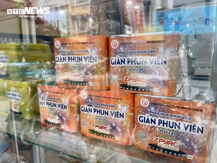 Pháo hoa Z121 được bày bán tại cửa hàng.