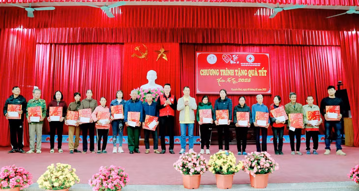 Lãnh đạo Hội Chữ thập đỏ tỉnh và đại diện Quỹ Thiện tâm cùng chính quyền địa phương đã trao quà Tết cho người dân có hoàn cảnh khó khăn tại xã Nguyễn Huệ (TP Đông Triều).