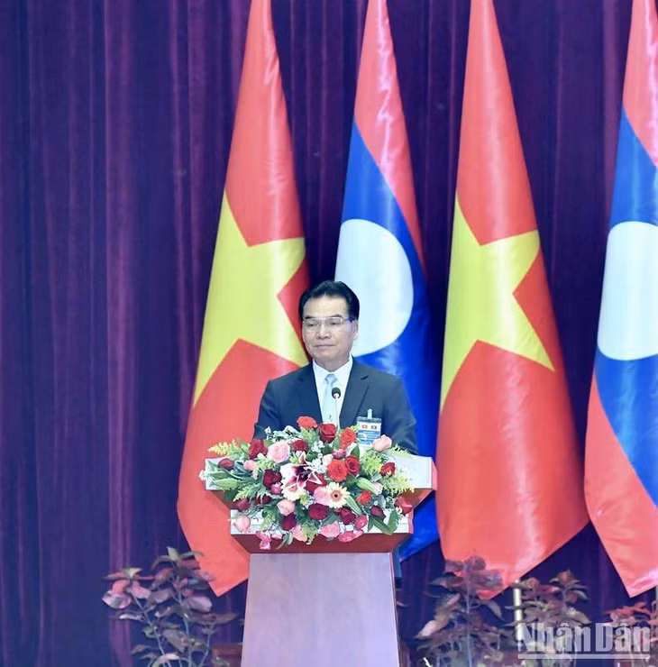 Bộ trưởng Kế hoạch và Đầu tư Lào Phet Phomphiphak phát biểu ý kiến tại Hội nghị. (Ảnh THANH GIANG)