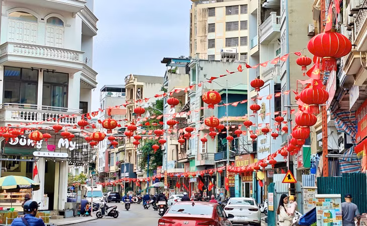 Khu phố Giếng Đồn (phường Trần Hưng Đạo, TP Hạ Long) nổi bật với hàng cờ Đảng, cờ Tổ quốc và đèn lồng rực rỡ.