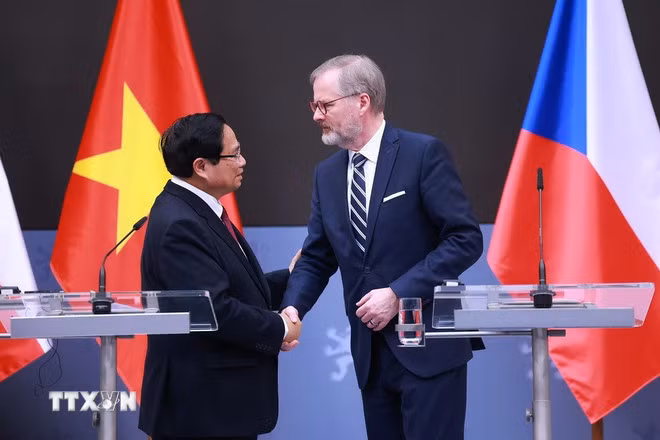 Thủ tướng Phạm Minh Chính và Thủ tướng Séc Petr Fiala thông báo kết quả hội đàm. (Ảnh: Dương Giang/TTXVN)