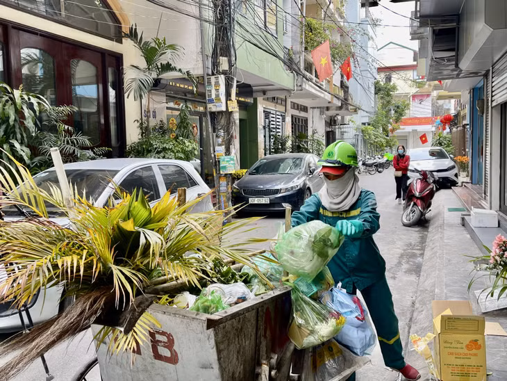 Công nhân vệ sinh môi trường Judenco thu gom rác thải tại khu dân cư.