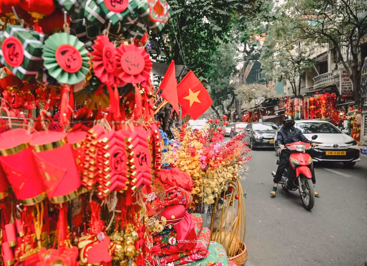 Với người dân Hà Nội, ghé phố Hàng Mã mua sắm đồ trang trí là hoạt động quen thuộc mỗi dịp cuối năm. Ảnh: Vương Lộc