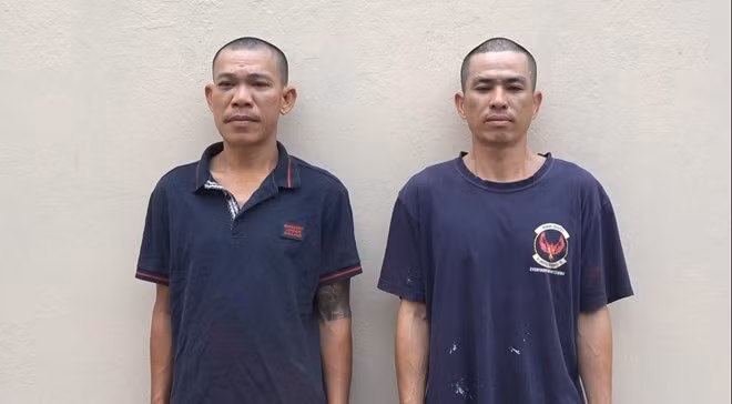 Nguyễn Hải Đăng và Hồ Văn Lân (từ phải sang) lẻn vào quán massage ở Phú Quốc để trộm. Ảnh: Văn Vũ