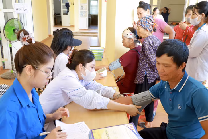 Đoàn khám chữa bệnh lưu động của Bệnh viện Bãi Cháy khám bệnh cho bà con xã Đạp Thanh (huyện Ba Chẽ).