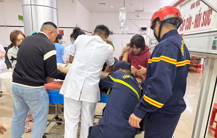 Tài xế được giải cứu đưa đến bệnh viện cấp cứu kịp thời.