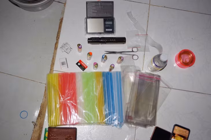 Dụng cụ chiết heroin để bán lẻ cho con nghiện.