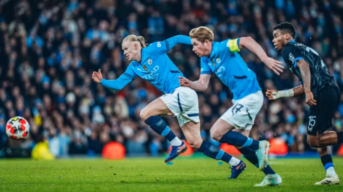 Erling Haaland và Kevin de Bruyne đuổi bóng trong trận Man City thắng Club Brugge 3-1 ở lượt cuối để giành vé dự vòng play-off Champions League. Ảnh: Man City