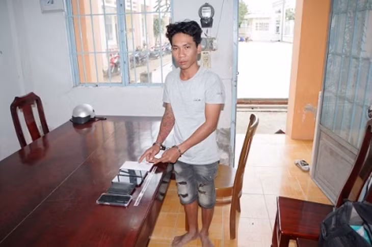 Đối tượng cùng tang vật trộm cắp tại cơ quan Công an. Ảnh: Công an Sóc Trăng