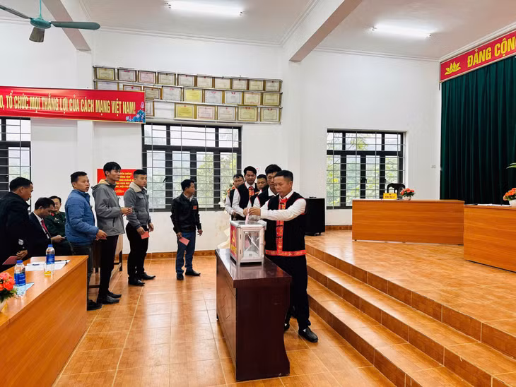 Đảng viên thôn Tàu Tiên, xã Đồn Đạc, huyện Ba Chẽ, bỏ phiếu bầu trực tiếp Bí thư Chi bộ tại đại hội.