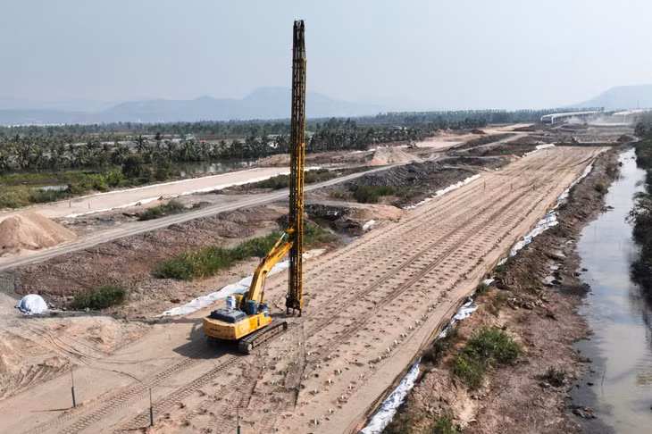 Nhà thầu thi công cắm bấc thấm, xử lý nền đường yếu đoạn qua địa bàn TP Uông Bí.