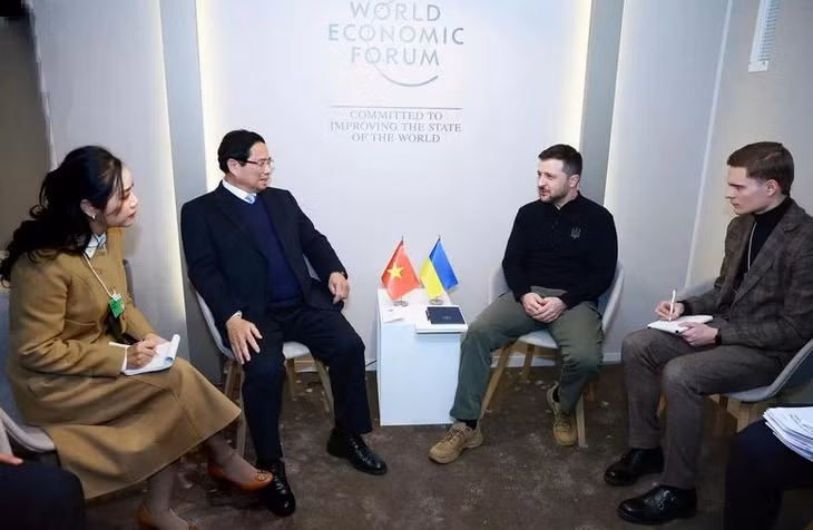 Thủ tướng Phạm Minh Chính gặp Tổng thống Ukraine Volodymyr Zelensky (Ảnh: TTXVN)