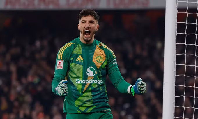 Bayindir mừng sau khi đẩy cú sút luân lưu của Havertz. Ảnh: Reuters