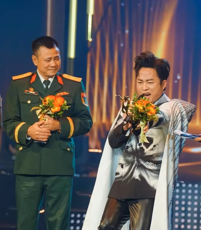 Nghệ sĩ Tự Long, Tùng Dương nhận giải trên sân khấu. Ảnh: Cao Thiên Sinh