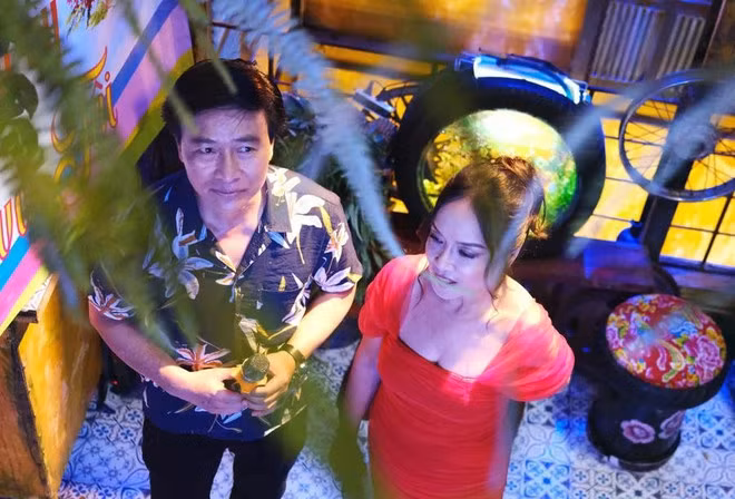 Diễn viên Tú Oanh và sự xuất hiện bất ngờ của Nghệ sỹ Ưu tú Quốc Tuấn trong "Mưa trên cánh bướm." (Ảnh: Đoàn phim cung cấp)