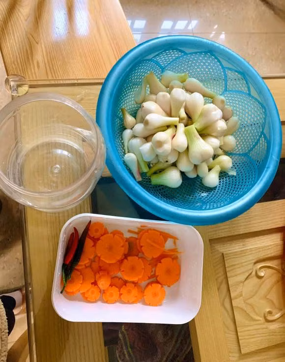 Tự muối dưa hành tại nhà để đảm bảo các nguyên liệu sạch, an toàn.