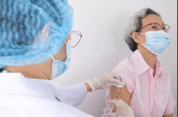 Người cao tuổi nên tiêm vaccine ngừa cúm và phế cầu để phòng bệnh