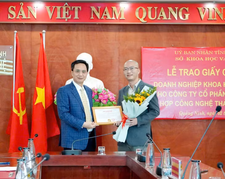 Lãnh đạo Sở KH&amp;CN trao Giấy chứng nhận Doanh nghiệp KHCN cho đại diện Công ty CP Khu công nghiệp Tổ hợp công nghệ Thành Công Việt Hưng.