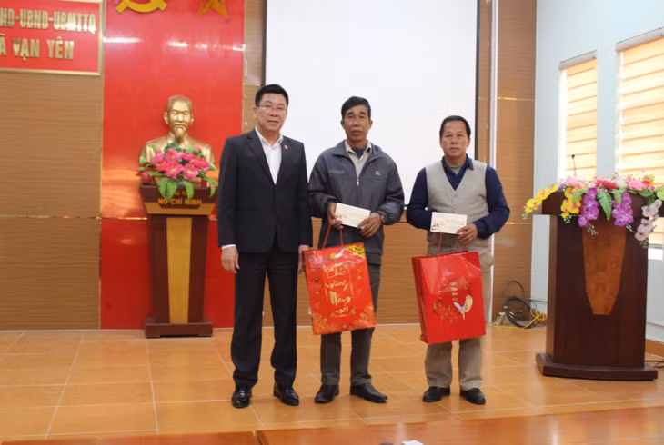 Đồng chí Lục Thành Chung, Trưởng Ban Dân tộc tỉnh, tặng quà Tết cho người có uy tín trong đồng bào DTTS huyện Vân Đồn.