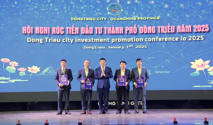 Đồng chí Nghiêm Xuân Cường, Phó Chủ tịch UBND tỉnh trao quyết định chủ trương đầu tư cho các dự án đầu tư trên địa bàn TP Đông Triều.