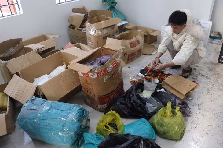 Đối tượng Nguyễn Tiến Phi cùng số tang vật. Ảnh: Công an Nghệ An