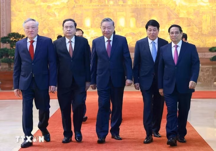 Thủ tướng Phạm Minh Chính đón Tổng Bí thư Tô Lâm; Chủ tịch nước Lương Cường; Chủ tịch Quốc hội Trần Thanh Mẫn đến dự hội nghị. (Ảnh: Dương Giang/TTXVN)
