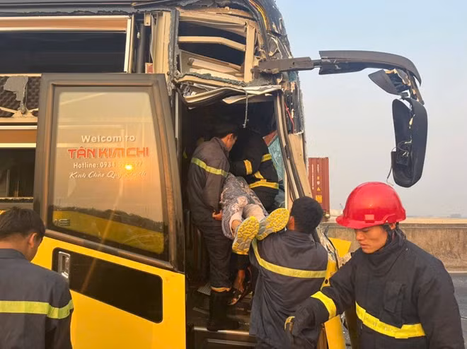 Lực lượng cứu hộ nhanh chóng giải cứu các nạn nhân. Ảnh: Nguyễn Trường
