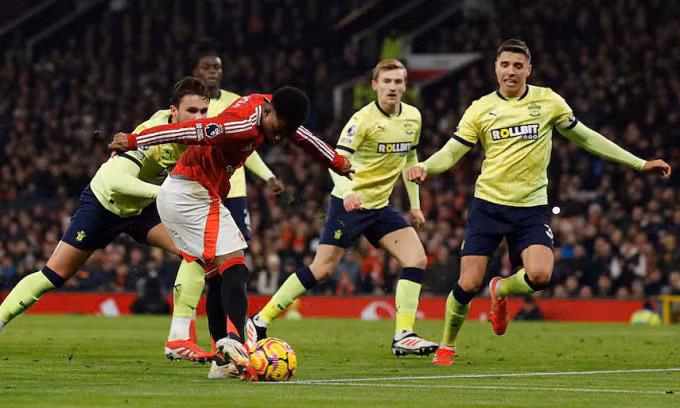 Bàn gỡ hoà 1-1 của Amad. Ảnh: Reuters