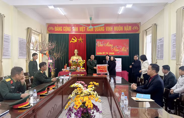 Đồng chí Vi Ngọc Bích, Ủy viên Ban Thường vụ Tỉnh ủy, Phó Chủ tịch Thường trực HĐND tỉnh, thăm và tặng quà Lâm trường 155.