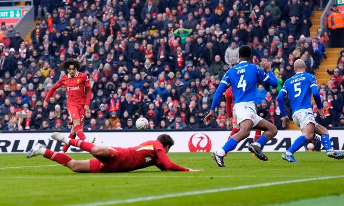 Danns (trái) ghi bàn nâng tỷ số lên 3-0 cho Liverpool. Ảnh: Reuters