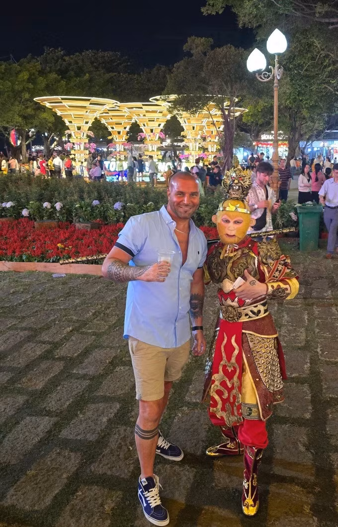 Adam đón giao thừa ở Vũng Tàu, tối 28/1. Ảnh: NVCC