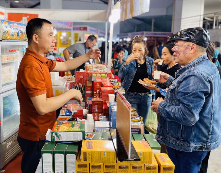 Các gian hàng của tỉnh ngoài mẫu mã đa dạng, nguồn hàng phong phú cũng thu hút đông người dân đến tham quan, mua sắm. (Khách hàng thưởng thức đồ uống được làm từ đông trùng hạ thảo, sản phẩm của Công ty CP Trường An, TP Hà Nội).