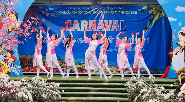 Những tiết mục văn nghệ chào xuân do giáo viên và học sinh nhà trường biểu diễn.