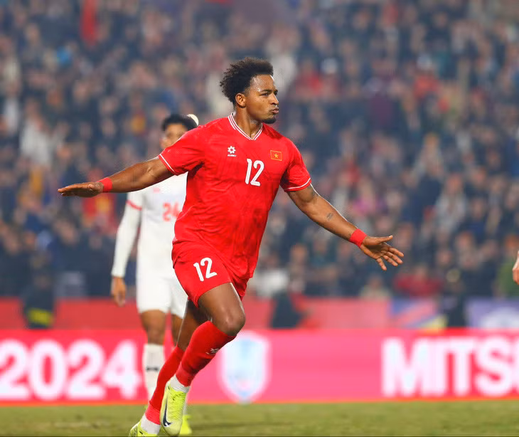 Nguyễn Xuân Son nhận 2 danh hiệu Vua phá lưới và Cầu thủ xuất sắc nhất ASEAN Cup 2024 - Ảnh: HOÀNG TÙNG